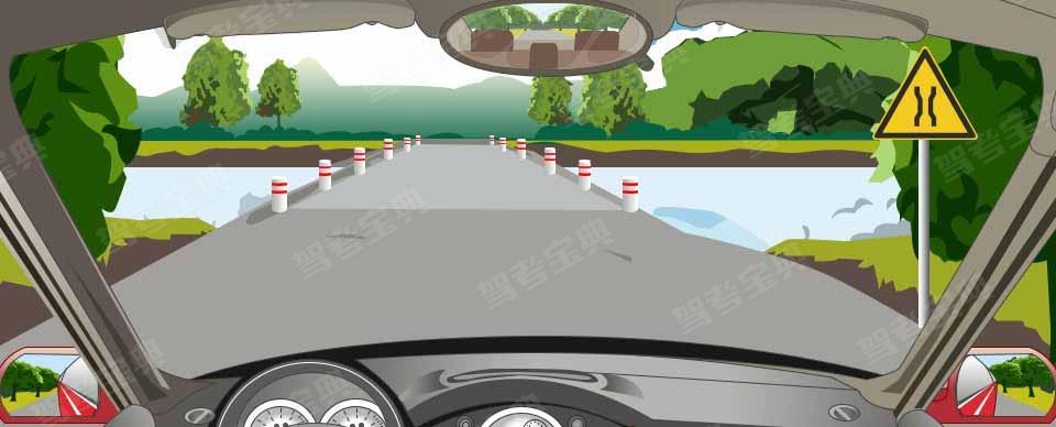 右侧标志警告前方进入两侧变窄路段.