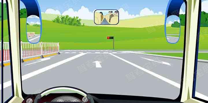 如图所示，驾驶机动车在该位置不能变更车道。