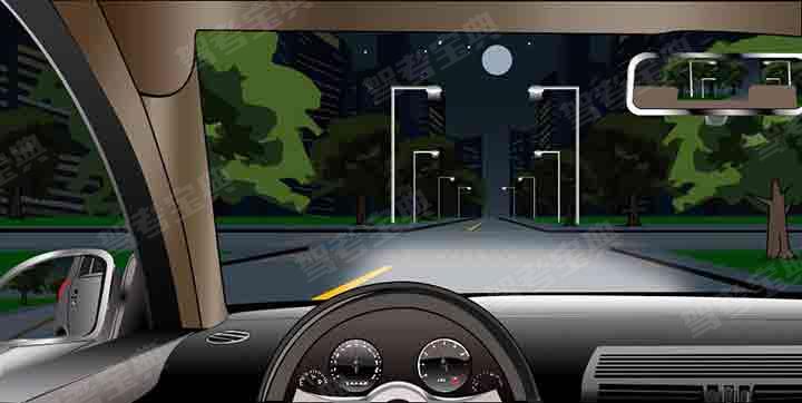 a,提示其他交通参与者注意来车 b,检查灯光是否能正常使用 c,超车前