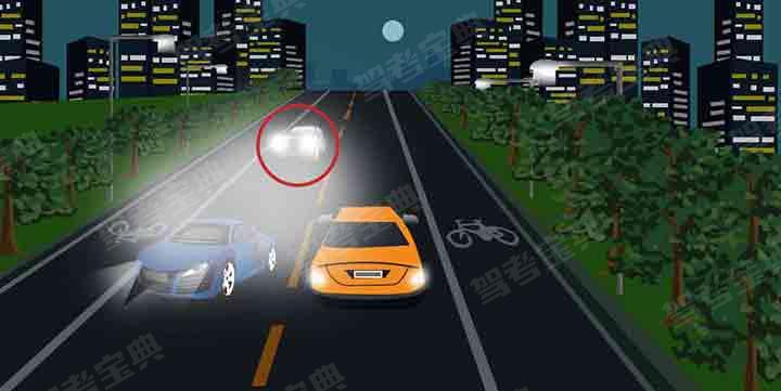 如图所示，红圈中标记车辆使用灯光的方法是正确的。
