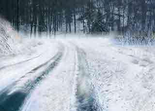 運輸中通過積雪路面時，道路貨物運輸駕駛員應該怎么做？