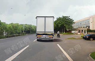 行车中前方遇大货车时（如图所示），教练员应提示学员___。 