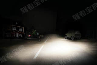 如图所示，当车辆驶入一条照明条件较差的街道时，教练员应提示学员___。