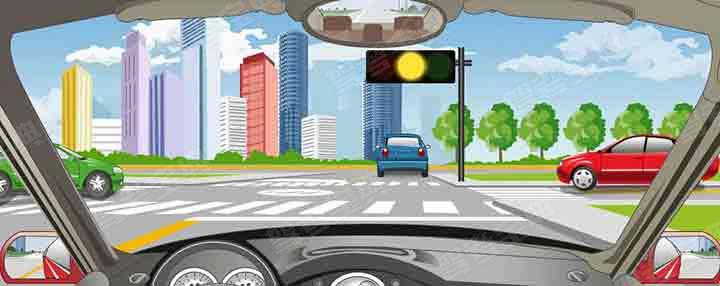 如图所示，驾驶机动车在路口遇到这种信号灯亮时，要加速通过。
