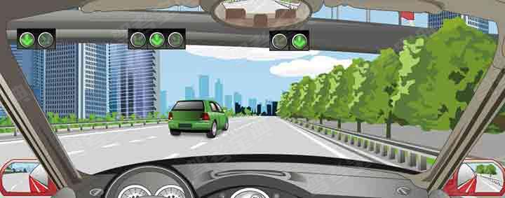 如图所示，驾驶机动车应选择绿色箭头灯亮的车道行驶。