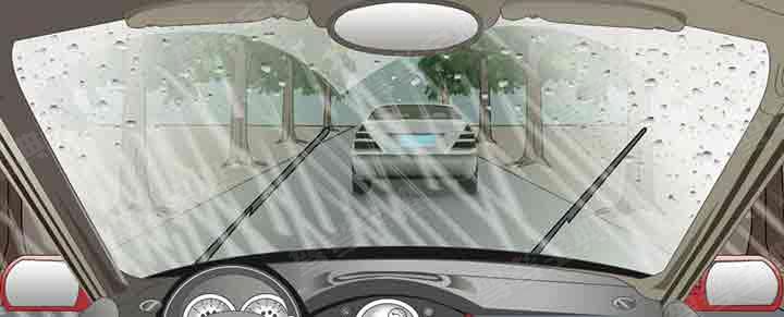 在这种大雨中，跟车行驶时使用近光灯的目的是什么？