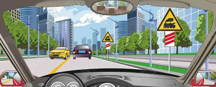 右侧标志警告前方150米是无人看守铁路道口。